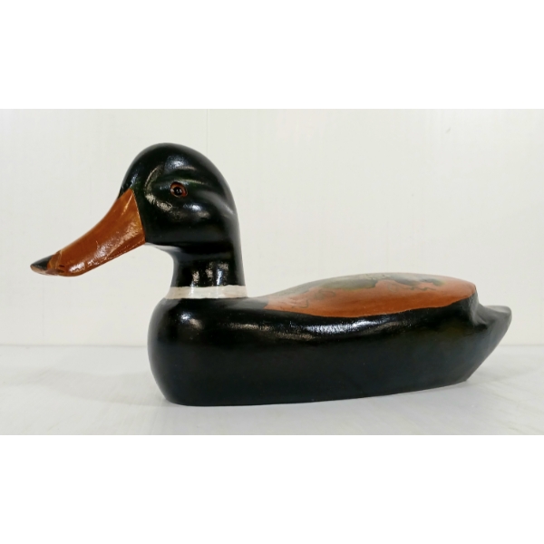 GOLDEN EYED DECOY DUCK W/ GRAPEVINE DESIGN - SIGNED