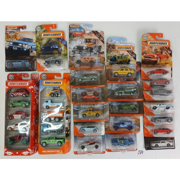 LOT OF 22 - MATCHBOX CARS - INCL COLOUR CHANGERS, CONSTRUCTION SET, HOLIDAY SET, ETC