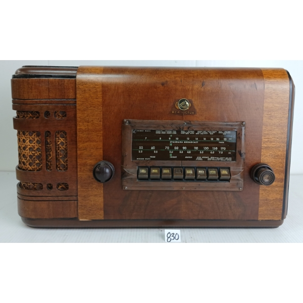 1940'S RCA VICTOR TUBE RADIO