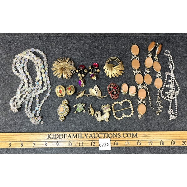 QTY OF COSTUME JEWLERY - INCL NECKLACES, BROOCHES, ETC.