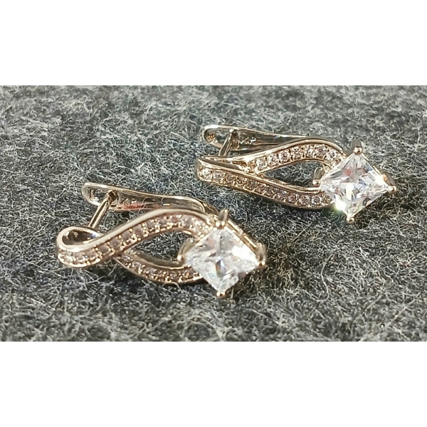 PAIR OF PLATINUM PLATED PRINCESS CUT LEVERBACK EARRINGS