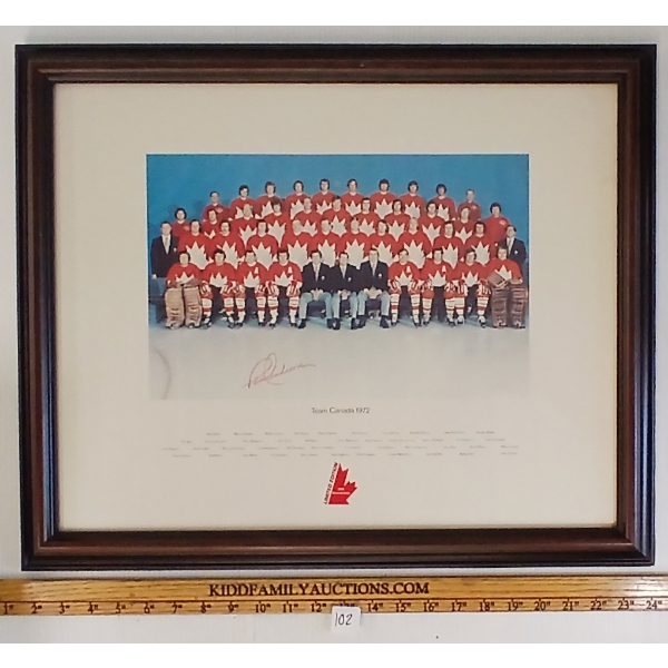 1972 TEAM CANADA FRAMED PHOTO - AUTOGRAPHED BY PAUL HENDERSON