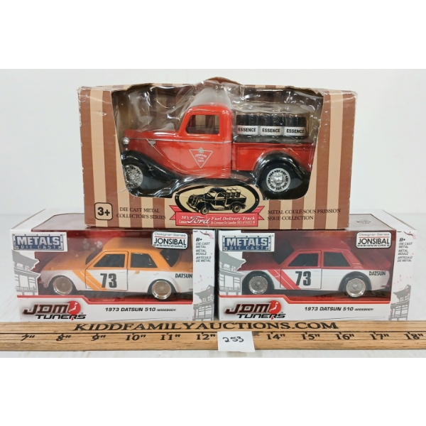LOT OF 3 - JADA DIECAST '73 DATSUN 510 & GOLDEN WHEEL '40 FORD CAMION MOTOR TRUCK