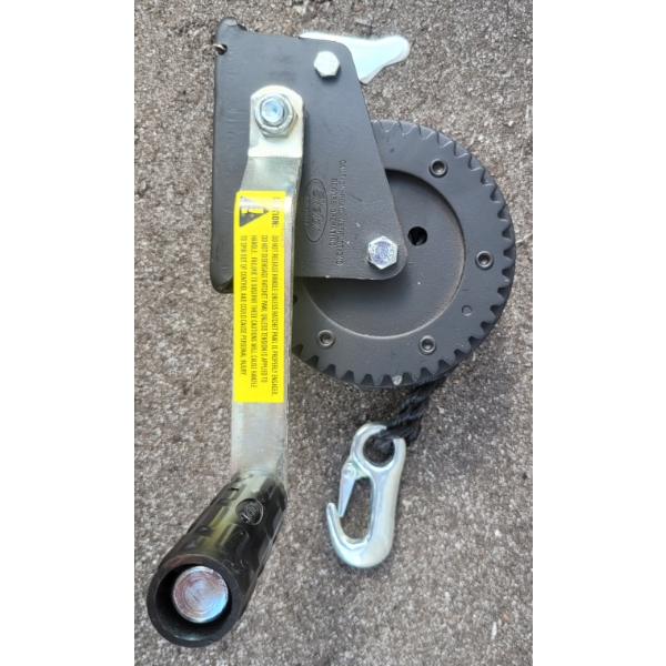14OOLB SINGLE SPEED WINCH W/ 15FT X 1/2IN POLY ROPE - NEW