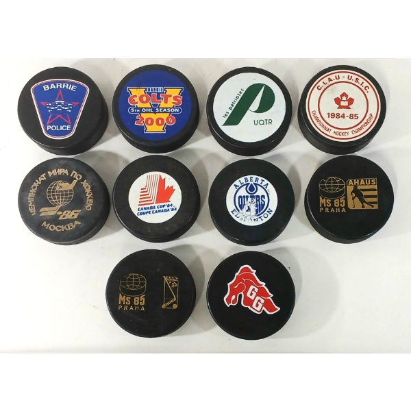 LOT OF 10 - HOCKEY PUCKS - BARRIE COLTS, ALBERTA OILERS, UQTR, ETC