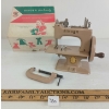 Image 1 : SINGER SEWHANDY CHILD'S SEWING MACHINE 