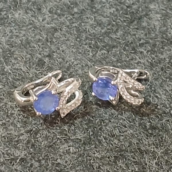 PAIR OF NATURAL TANZANITE & STERLING SILVER EARRINGS
