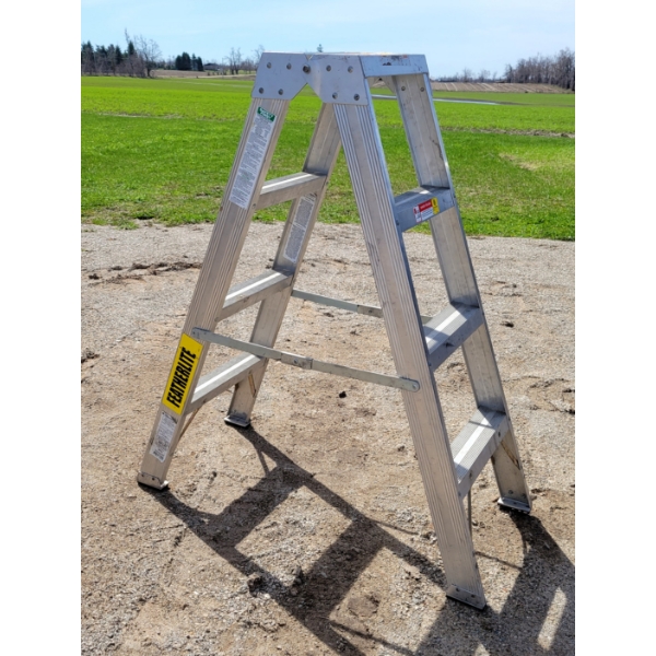 FEATHERLITE ALUMINUM STEPLADDER - 4 FOOT