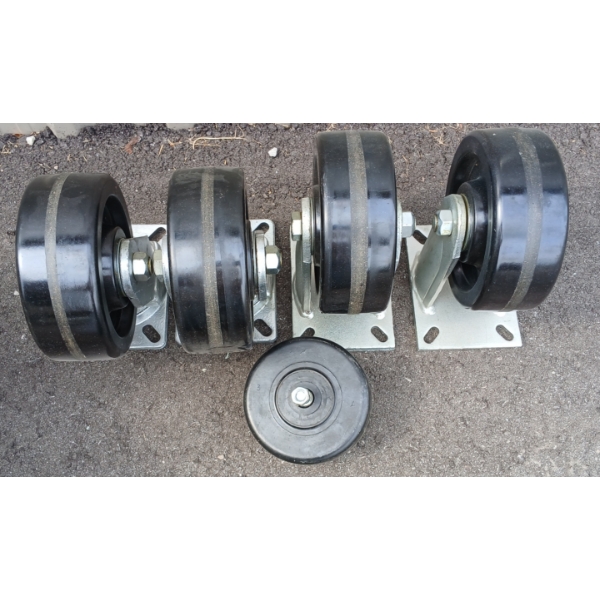 LOT OF 5 - FOCUS CASTORS 