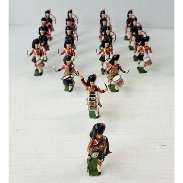 BRITAINS SOLDIERS LEAD FIGURES - NO. 9435 BAND OF HIGHLAND PIPERS