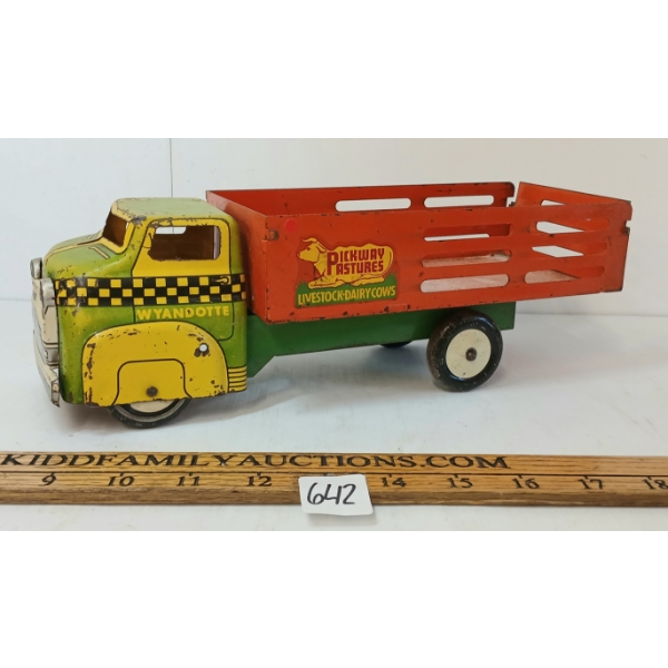WYANDOTTE TIN PICKWAY PASTURES STAKE TRUCK