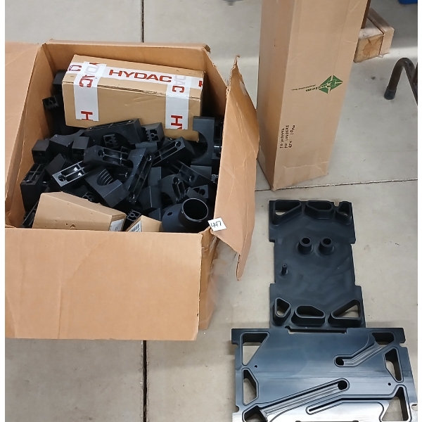 JOB LOT - PLASTIC CONNECTORS & PARTS