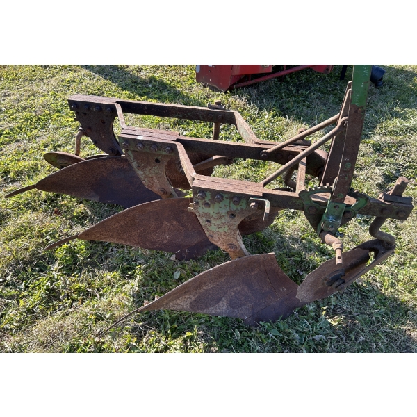 JOHN DEERE 3 FURROW PLOW - 14 INCH - 3 PTH