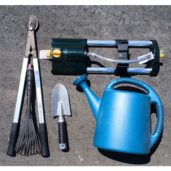 JOB LOT - GARDEN TOOLS