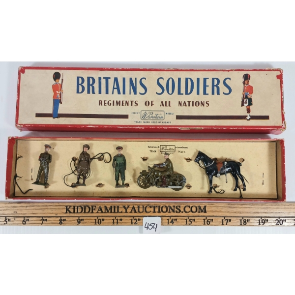 BRITAINS SOLDIERS LEAD FIGURES - NO. 1907 BRITISH ARMY STAFF OFFICERS