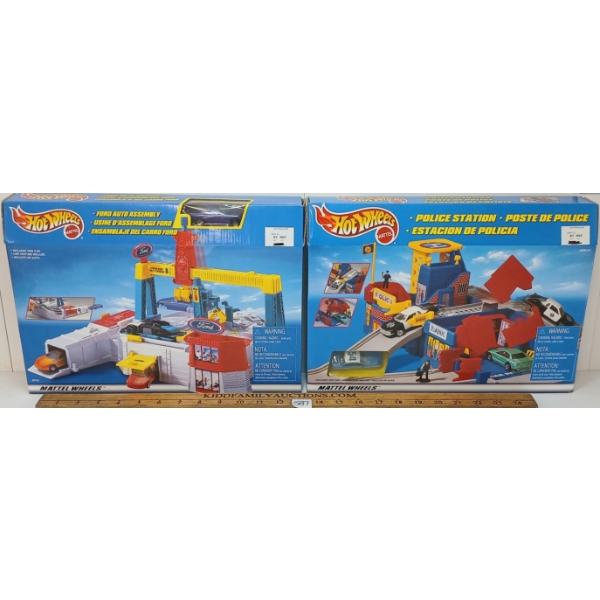 LOT OF 2 - HOTWHEELS POLICE STATION & FORD AUTO ASSEMBLY SETS