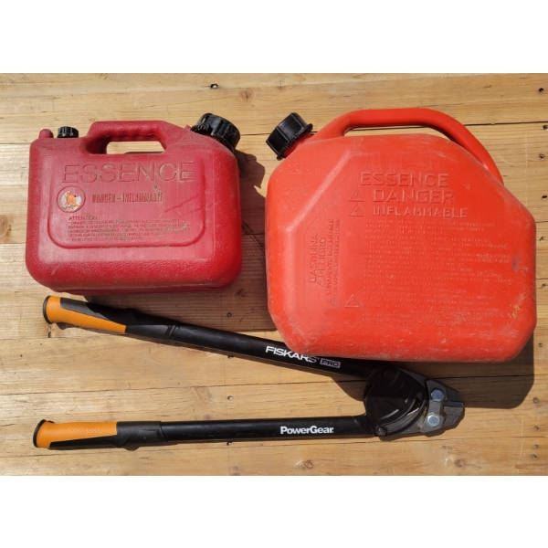 LOT OF 3 - FISKARS PRO BOLT CUTTERS, 2X GAS CANS