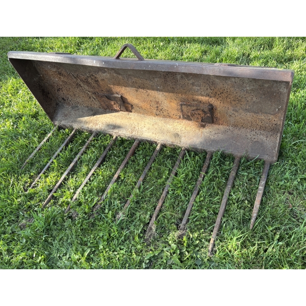 5.5 FOOT FREY STYLE MANURE BUCKET