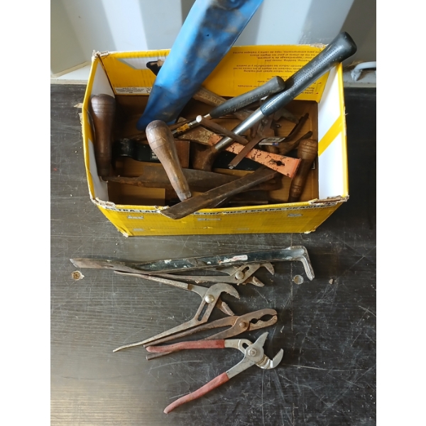 JOB LOT - HAND TOOLS - INCL HAMMERS, PRY BARS, WRENCHES, ETC