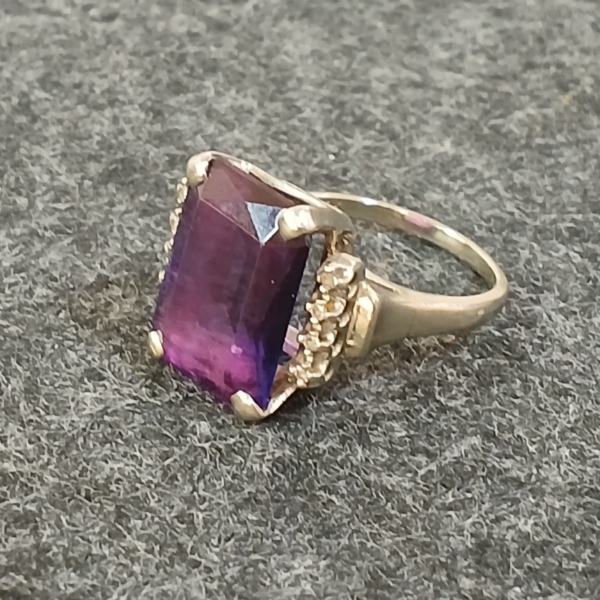 10K WHITE GOLD AMETHYST RING