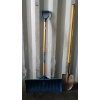 Image 1 : LOT OF 2 - GARDEN & SNOW SHOVELS