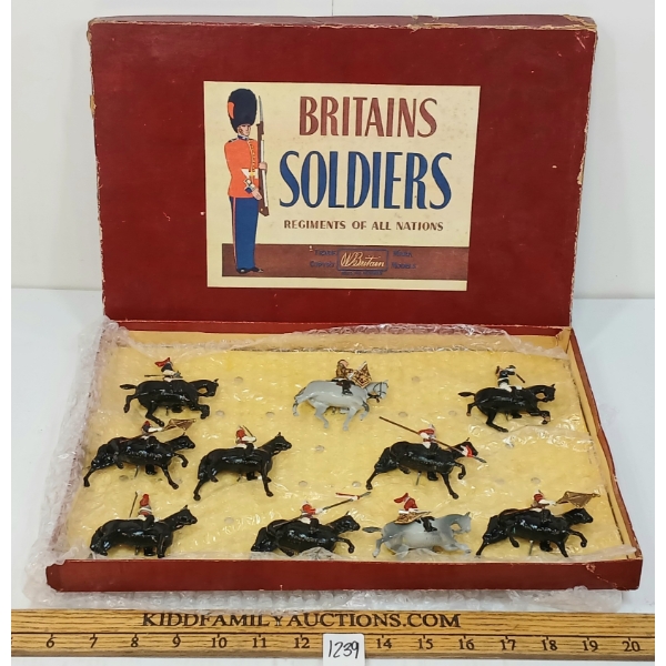 BRITAINS SOLDIERS LEAD FIGURES - NO. 2067 THE SOVEREIGN'S STANDARD