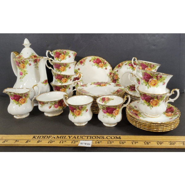 ROYAL ALBERT OLD COUNTRY ROSES TEA SET