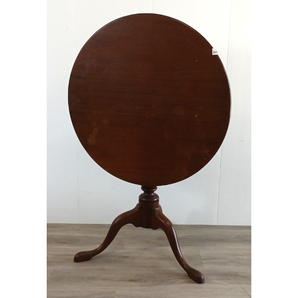 RICHMOND BIGGS WALNUT (?) QUEEN ANNE STYLE TILT TOP ROUND TABLE