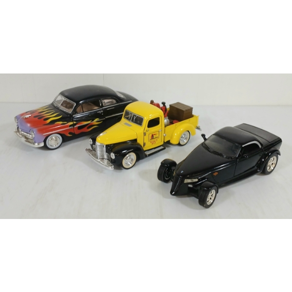 LOT OF 3 - MOTOR MAX DIECAST 1949 MERCURY,  CHRYSLER HOWLER CONCEPT & HOME 1947 INTERNATIONAL MODELS