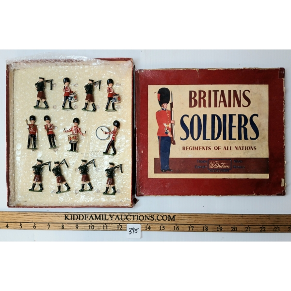 BRITAINS SOLDIERS LEAD FIGURES - NO. 2096 PIPES AND DRUMS OF THE IRISH GUARDS