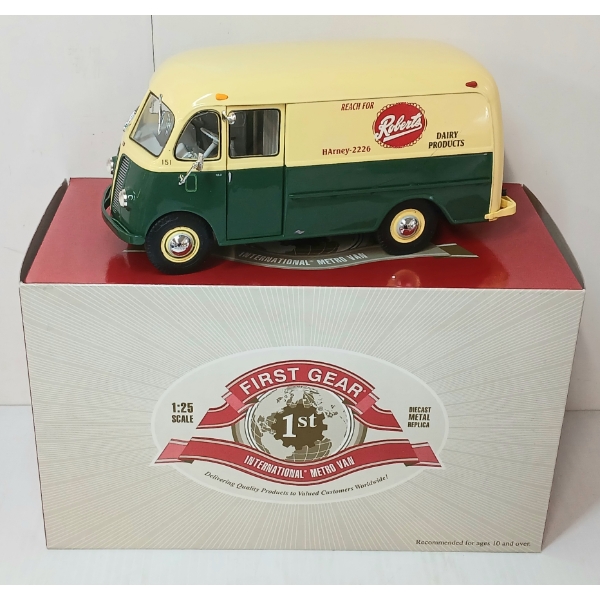 FIRST GEAR 1949 ROBERTS DAIRY VAN DIECAST MODEL