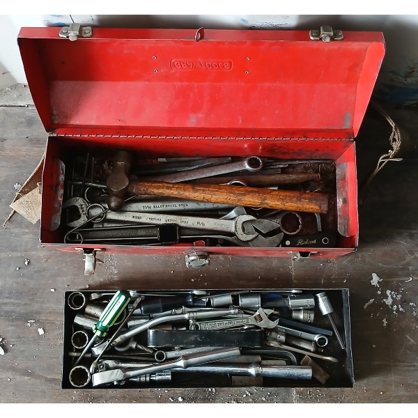 GRAY TOOLBOX W/ CONTENTS - INCH GRAY METRIC WRENCHES, SOCKET BITS, ETC