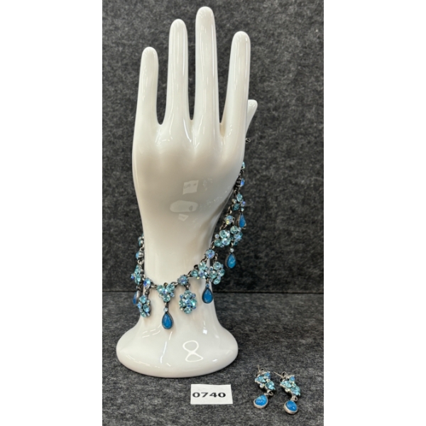 ORNATE BLUE NECKLACE WITH MATCHING EARINGS 