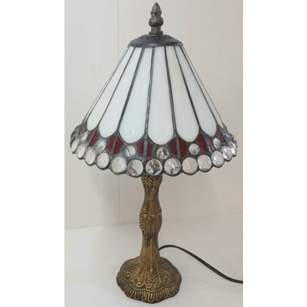 STAINED GLASS TABLE LAMP - TIFFANY STYLE - GLASS / CAST METAL - C. MID / LATE 20TH CENTURY