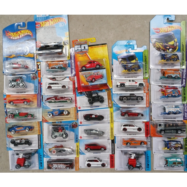 LOT OF 30 - HOTWHEELS / MATCHBOX - 2 JET Z, RISE 'N CLIMB, SNOOPY, ETC