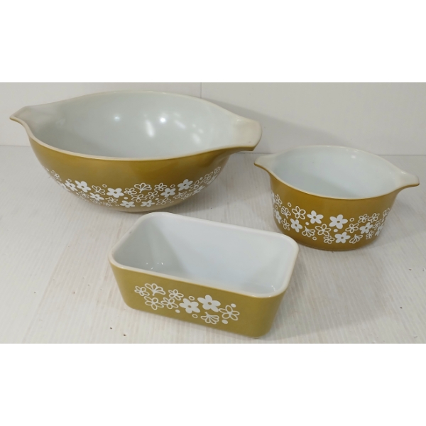 LOT OF 3 - PYREX SPRING BLOSSOM GREEN CINDERELLA MIXING BOWLS & REFRIGERATOR DISH