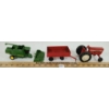 Image 6 : LOT OF 2 - ERTL DIECAST INTERNATIONAL TRACTOR & JOHN DEERE COMBINE MODELS