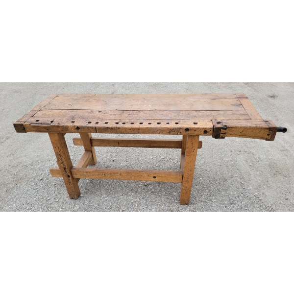 INDUSTRIAL DESIGN ANTIQUE WORKBENCH W/ VISE