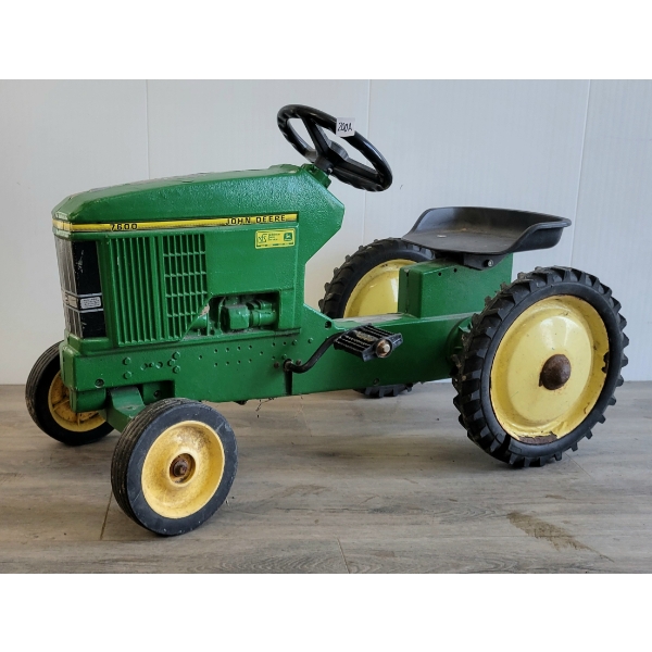 JOHN DEERE PEDAL TRACTOR
