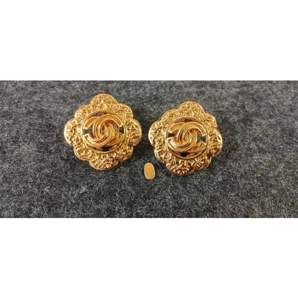 1995 CHANEL GOLD TONED CLIP-ON EARRINGS