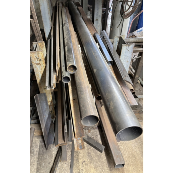 JOB LOT - SHELF UNIT W / METAL CONTENTS - PIPE & ANGLE IRON - MOST ARE 10 FOOT