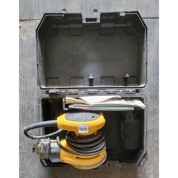 DEWALT D26453 VAR. SPEED RANDOM ORBIT SANDER W/ CASE