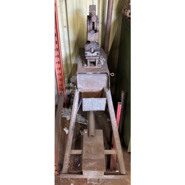 METAL NIBBLER ON STAND