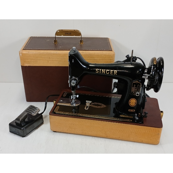 THE SINGER MFG SEWING MACHINE W/ CASE