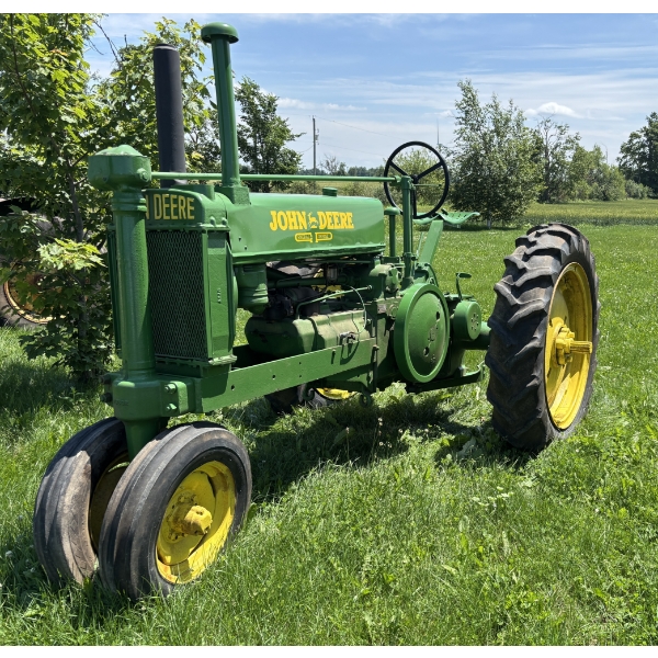 UNSTYLED JOHN DEERE MODEL A TRACTOR - 1938 - HAND START