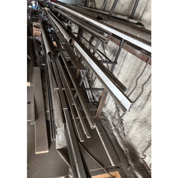 JOB LOT - LENGTHS OF ALUMINUM - 2 X 2 INCH X 23 FOOT, TUBES & MISC SHAPES