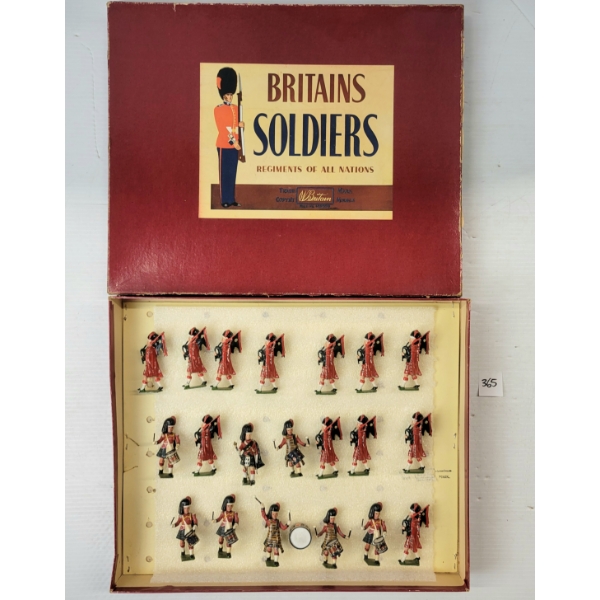BRITAINS SOLDIERS LEAD FIGURES - NO. 9435 BAND OF HIGHLAND PIPERS