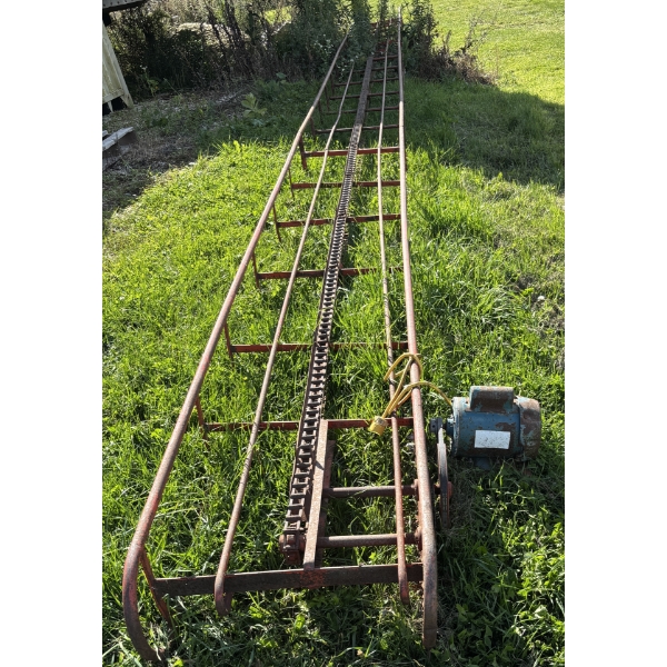 SQUARE BALE PIPE ELEVATOR  - 32 FOOT - WORKING PER CONSIGNOR
