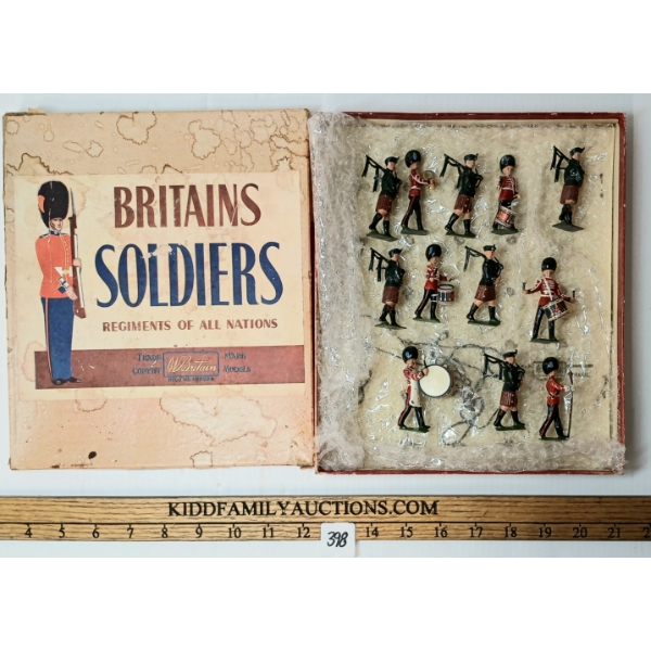 BRITAINS SOLDIERS LEAD FIGURES - NO. 2096 PIPES AND DRUMS OF THE IRISH GUARDS