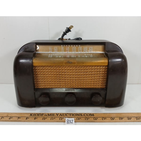 RCA VICTOR MODEL MASTER BAKELITE TUBE RADIO